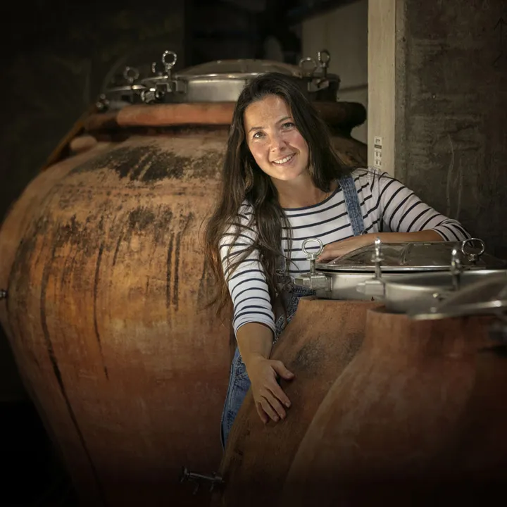Terroir sense fronteres oenologist clay amphora portrait